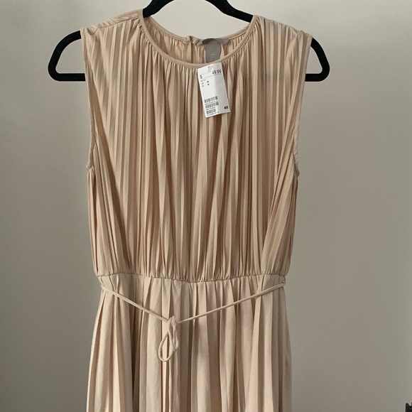 Dress - Picture 1 of 3